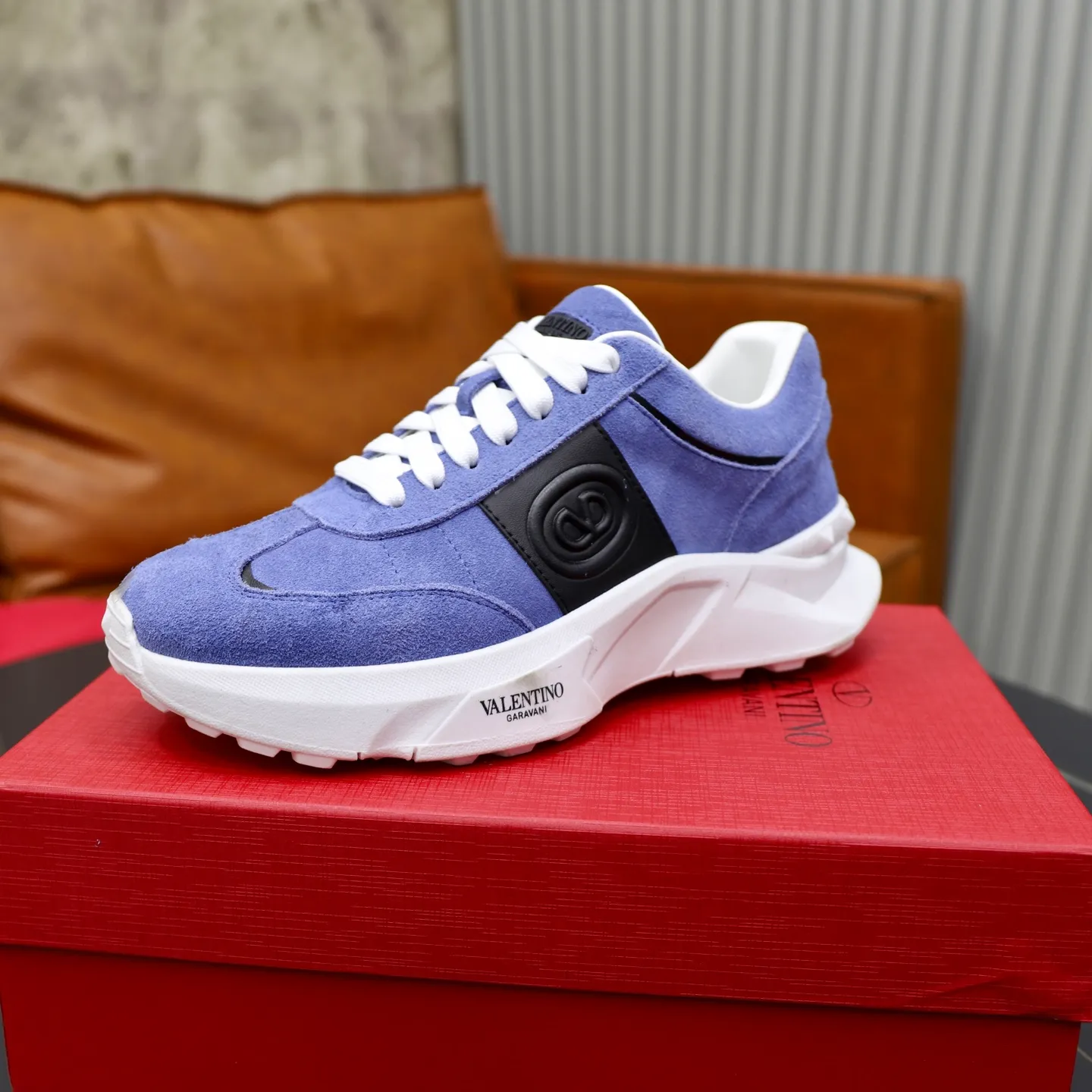 Ex-factory price: 440💰VALENTINO/Valentino Men's latest low-top thick-soled sports shoes are shipped. Made with heavy industry, men's fine casual sports shoes, versatile style. Original leather, rubber lines embellished with geometric segmented uppers, hand-sewn with precision, novel and fashionable style, rubber soles with rivet details on the front and back, VALENTINO GARAVANI LOGO printed on the side, and Valentino Garavani decorative inlay on the tongue. Logo, comfortable, breathable and durable on the feet! Comes with full original packaging! Code number: 38-39-40-41-42-43-44 (45 can be customized)